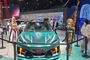 黑神话悟空现身比亚迪展台 观众追捧合照 现场出现多款联名车